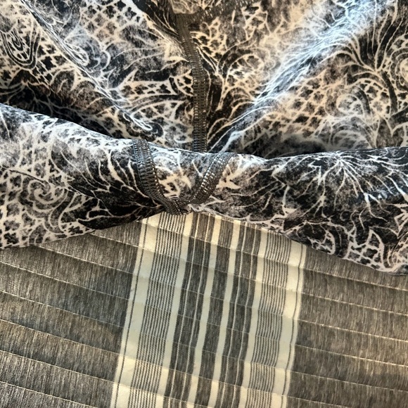 Lululemon Athletica Black and Gray Patterned Capris - Picture 4 of 7